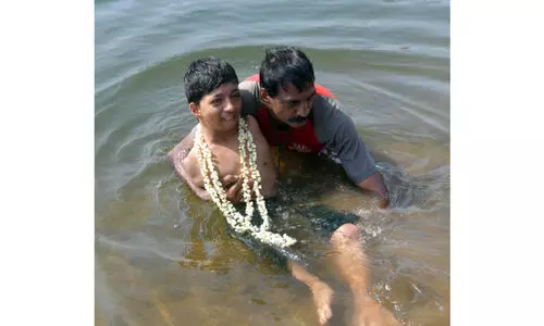 മരണക്കുഴികൾ വഴിമാറി; ആസിമിന് മുന്നിൽ പെരിയാറും കീഴടങ്ങി