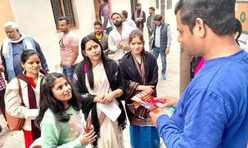 അങ്കിൾ എന്‍റെ അച്ഛന് ഒരു വോട്ട് ചെയ്യണേ... !; അ​യോ​ധ്യ​യു​ടെ ഹൃ​ദ​യം കീ​ഴ​ട​ക്കി ഏ​ഴു​വ​യ​സ്സു​കാ​രി