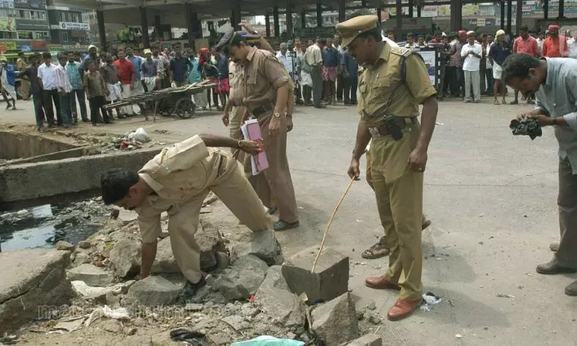 ഇരട്ട സ്ഫോടനം സംഘ്പരിവാർ ആഘോഷിച്ചു; അന്വേഷണം ഒരുവഴിക്ക് നീങ്ങി ഇരട്ട സ്ഫോടനം സംഘ്പരിവാർ ആഘോഷിച്ചു; അന്വേഷണം ഒരുവഴിക്ക് നീങ്ങി