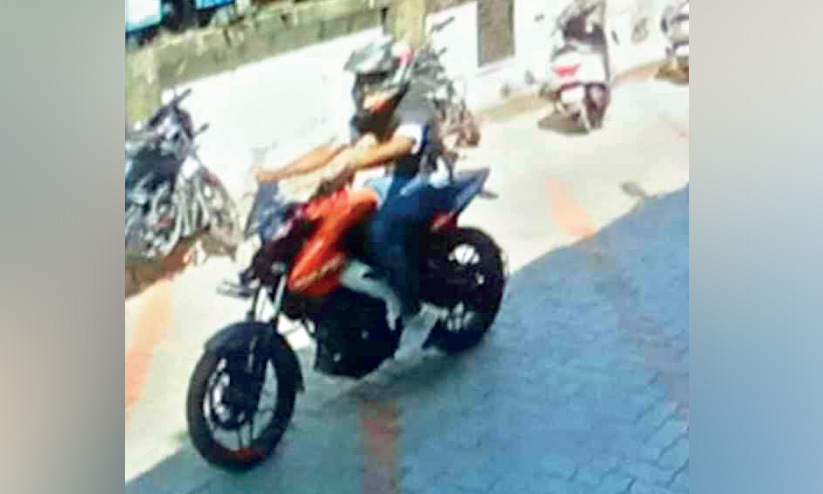 സീബ്രലൈനിൽ വയോധികനെ ഇടിച്ചിട്ട ബൈക്ക് യാത്രികനെ തേടി പൊലീസ് സീബ്രലൈനിൽ വയോധികനെ ഇടിച്ചിട്ട ബൈക്ക് യാത്രികനെ തേടി പൊലീസ്