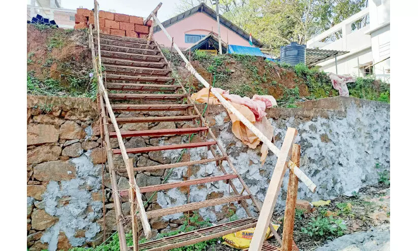 സബ് രജിസ്ട്രാർ ഓഫിസിലേക്കുള്ള വഴിയടച്ചു; യാത്രാദുരിതം സബ് രജിസ്ട്രാർ ഓഫിസിലേക്കുള്ള വഴിയടച്ചു; യാത്രാദുരിതം