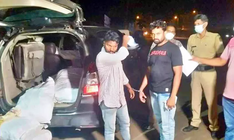 നി​രോ​ധി​ത പു​ക​യി​ല ഉ​ല്‍പ​ന്ന​ങ്ങ​ളു​മാ​യി ര​ണ്ടു​പേ​ര്‍ പി​ടി​യി​ല്‍