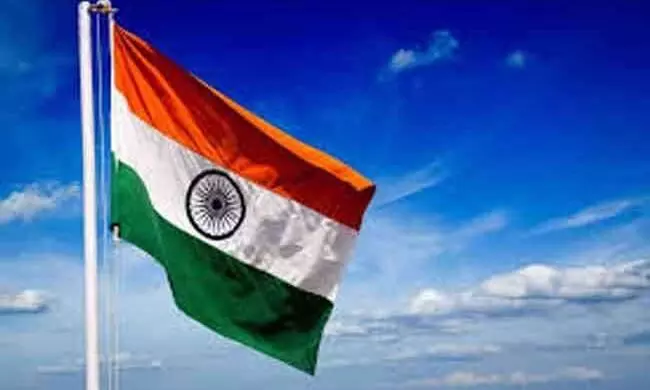 പ​താ​ക ഉ​യ​ർ​ത്തു​ന്ന​തി​നി​ടെ ബി.​ജെ.​പി അം​ഗ​ത്തി​ന്‍റെ ഭാ​ര​ത് മാ​താ കീ ​ജ​യ് വി​ളി