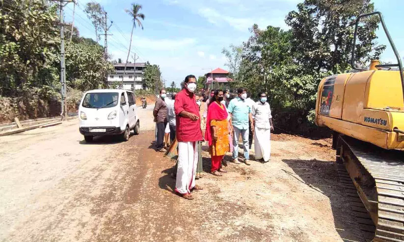 വിദ്യാർഥികൾക്ക് സുരക്ഷയൊരുക്കാതെയുള്ള റോഡ് നിർമാണം തടഞ്ഞു വിദ്യാർഥികൾക്ക് സുരക്ഷയൊരുക്കാതെയുള്ള റോഡ് നിർമാണം തടഞ്ഞു