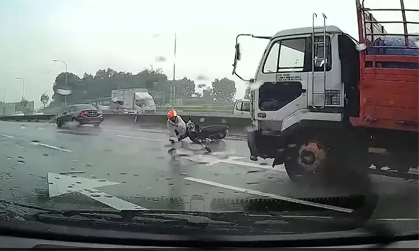 ട്രക്കിന് മുന്നിൽ വീണ മോട്ടോർ ബൈക്ക് യാത്രികന്‍, പിന്നീട് സംഭവിച്ചത് - വൈറലായി വിഡിയോ