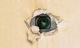 സ്ത്രീകളുടെ നഗ്നത രഹസ്യമായി പകർത്തുന്ന ഭർത്താവിനെതിരെ പരാതി നൽകി ഭാര്യ സ്ത്രീകളുടെ നഗ്നത രഹസ്യമായി പകർത്തുന്ന ഭർത്താവിനെതിരെ പരാതി നൽകി ഭാര്യ