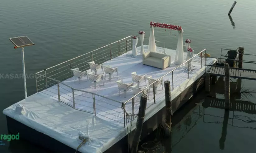 ഒഴുകുന്ന വേദിയിലായാ​ലോ, സൽക്കാരമോ ഫോട്ടോഷൂട്ടോ...