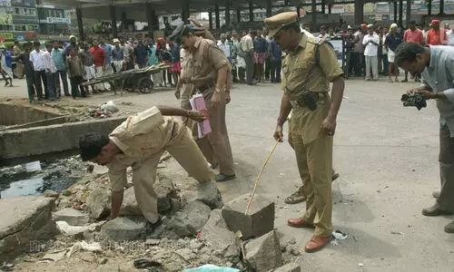 ഇരട്ട സ്ഫോടനം സംഘ്പരിവാർ ആഘോഷിച്ചു; അന്വേഷണം ഒരുവഴിക്ക് നീങ്ങി ഇരട്ട സ്ഫോടനം സംഘ്പരിവാർ ആഘോഷിച്ചു; അന്വേഷണം ഒരുവഴിക്ക് നീങ്ങി