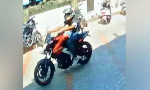 സീ​ബ്ര​ലൈ​നി​ൽ വ​യോ​ധി​ക​നെ ഇ​ടി​ച്ചി​ട്ട ബൈ​ക്ക് യാ​ത്രി​ക​നെ തേ​ടി പൊ​ലീ​സ്