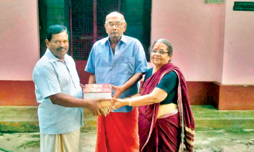 അധ്യാപക ദമ്പതികളുടെ ഗ്രന്ഥശേഖരം തൃപ്പലമുണ്ട ഗ്രന്ഥശാലക്ക്