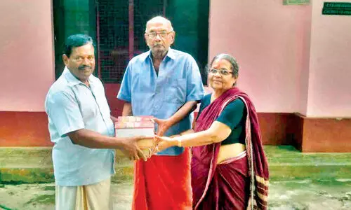 അധ്യാപക ദമ്പതികളുടെ ഗ്രന്ഥശേഖരം തൃപ്പലമുണ്ട ഗ്രന്ഥശാലക്ക്