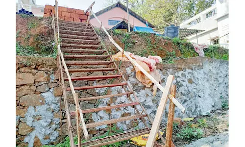 സബ്​ രജിസ്ട്രാർ ഓഫിസിലേക്കുള്ള വഴിയടച്ചു; യാത്രാദുരിതം