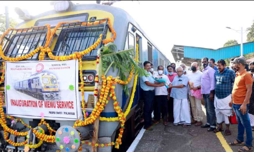 മെ​മു ട്രെ​യി​നി​ന് കാ​ഞ്ഞ​ങ്ങാ​ട്ട് ഉജ്ജ്വല വ​ര​വേ​ല്‍പ്