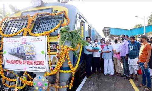 മെ​മു ട്രെ​യി​നി​ന് കാ​ഞ്ഞ​ങ്ങാ​ട്ട് ഉജ്ജ്വല വ​ര​വേ​ല്‍പ്