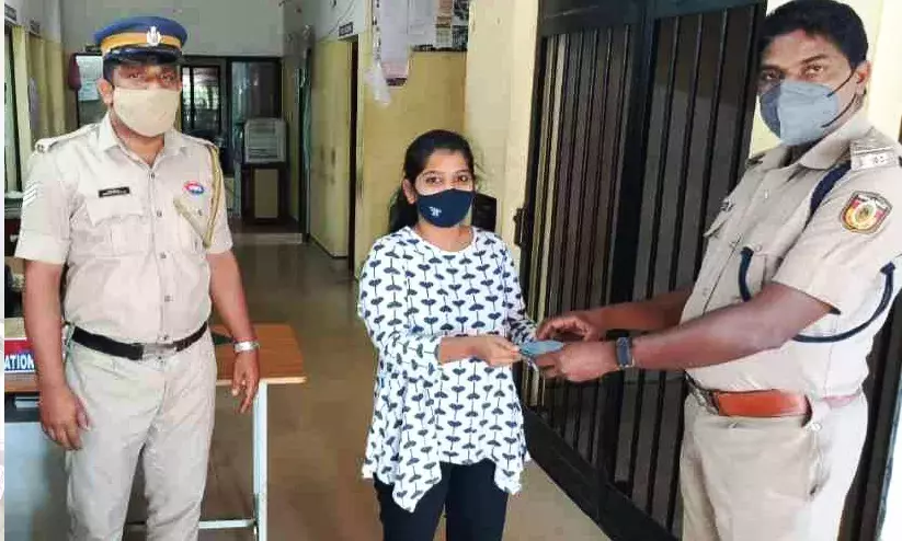 മാസങ്ങള്‍ക്കുമുമ്പ് നഷ്ടപ്പെട്ട മൊബൈല്‍ കണ്ടെത്തി അമ്പലത്തറ പൊലീസ്