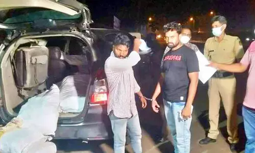 നി​രോ​ധി​ത പു​ക​യി​ല ഉ​ല്‍പ​ന്ന​ങ്ങ​ളു​മാ​യി ര​ണ്ടു​പേ​ര്‍ പി​ടി​യി​ല്‍