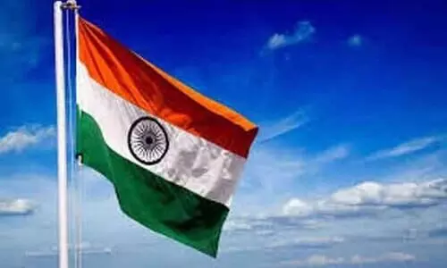 പ​താ​ക ഉ​യ​ർ​ത്തു​ന്ന​തി​നി​ടെ ബി.​ജെ.​പി അം​ഗ​ത്തി​ന്‍റെ ഭാ​ര​ത് മാ​താ കീ ​ജ​യ് വി​ളി