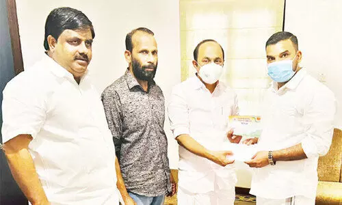 ഒ.​ഐ.​സി.​സി കോ​ഴി​ക്കോ​ട് ജി​ല്ല ക​മ്മി​റ്റി തു​ക കൈ​മാ​റി