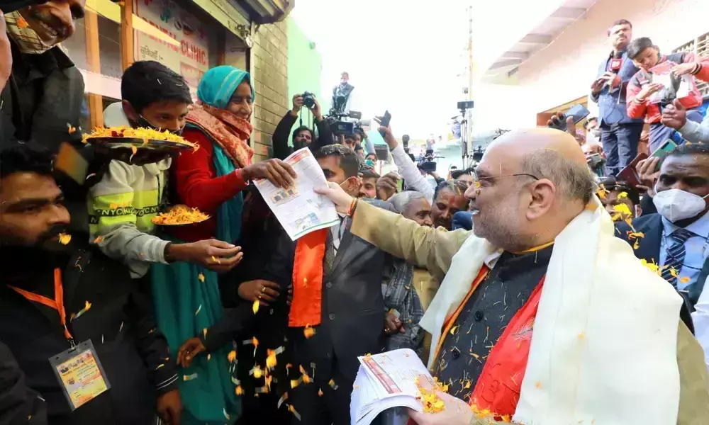 മാസ്​ക്​ പോലും വെക്കാതെ തെരഞ്ഞെടുപ്പ്​ യോഗങ്ങളിൽ ഓടിത്തളർന്ന്​ അമിത്​ ഷാ; കേസ്​   എടുക്കാത്തതെന്തെന്ന്​ ജനങ്ങൾ