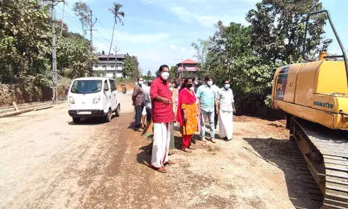 വിദ്യാർഥികൾക്ക്​ സുരക്ഷയൊരുക്കാതെയുള്ള റോഡ് നിർമാണം തടഞ്ഞു