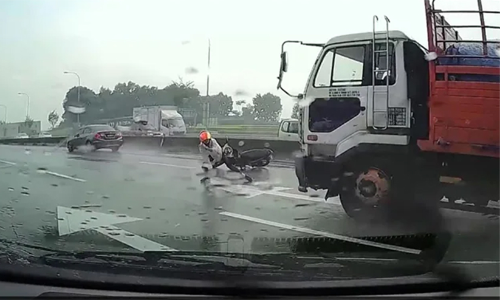 ട്രക്കിന് മുന്നിൽ വീണ മോട്ടോർ ബൈക്ക് യാത്രികന്‍, പിന്നീട് സംഭവിച്ചത് - വൈറലായി വിഡിയോ