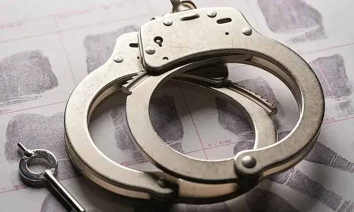 ദേശീയഗാനത്തിന് എഴുന്നേറ്റു നിൽക്കാത്തതിന് നടപടി