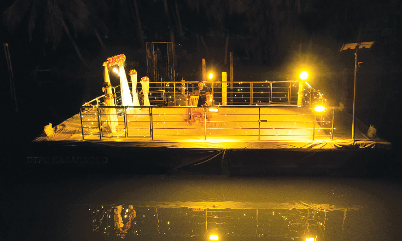 ഒഴുകുന്ന വേദിയിലായാലോ, സൽക്കാരമോ ഫോട്ടോഷൂട്ടോ... ഒഴുകുന്ന വേദിയിലായാലോ, സൽക്കാരമോ ഫോട്ടോഷൂട്ടോ...