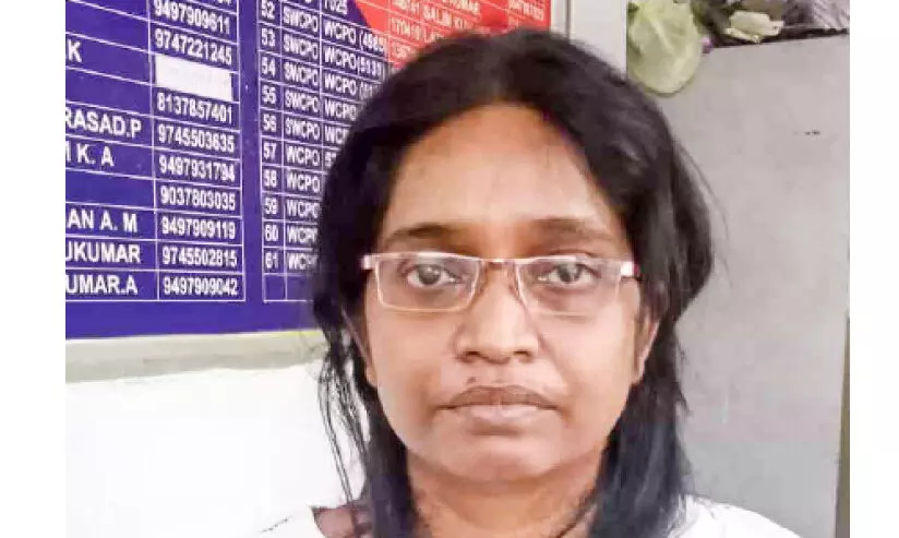 ജോലി വാഗ്ദാനം ചെയ്ത് തട്ടിപ്പ്; യുവതിയും സഹായിയും പിടിയിൽ ജോലി വാഗ്ദാനം ചെയ്ത് തട്ടിപ്പ്; യുവതിയും സഹായിയും പിടിയിൽ