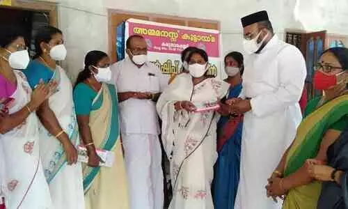 കാറിന്​ തീപിടിച്ച ചിത്രം