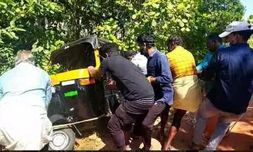 ഓട്ടോ അപകടം: രണ്ട് സ്ത്രീകളടക്കം മൂന്നുപേർക്ക് പരിക്കേറ്റു