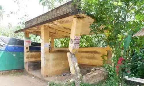 അപകട ഭീഷണിയായി ബസ് കാത്തിരിപ്പുകേന്ദ്രം