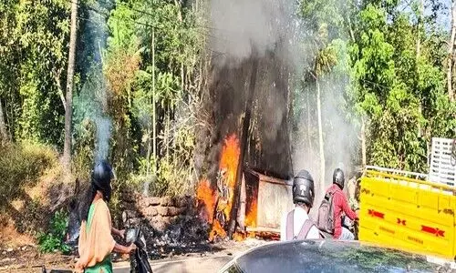വൈദ്യുതി പോസ്റ്റിൽ ഇടിച്ച് കാർ കത്തി; തലനാരിഴക്ക് ആളപായം ഒഴിവായി