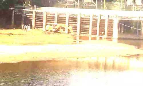 പെരുന്തേനരുവി തടയണയില്‍നിന്ന്​ ചളി നീക്കിത്തുടങ്ങി