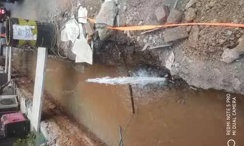 ഓവുചാൽ നിർമാണത്തിനിടെ പരക്കെ പൈപ്പുപൊട്ടി