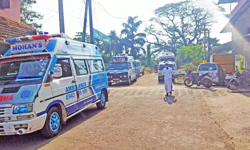 വടകരയിൽ ആംബുലൻസ് ഡ്രൈവർമാർ കൊമ്പുകോർക്കുന്നത് രോഗികളെ വലക്കുന്നു വടകരയിൽ ആംബുലൻസ് ഡ്രൈവർമാർ കൊമ്പുകോർക്കുന്നത് രോഗികളെ വലക്കുന്നു