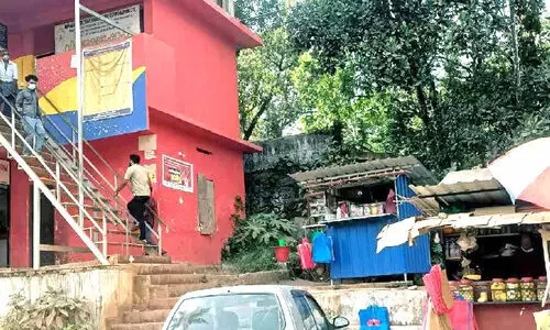 പരസ്യ മദ്യപാനത്തിന് കുടപിടിച്ച് അധികൃതർ