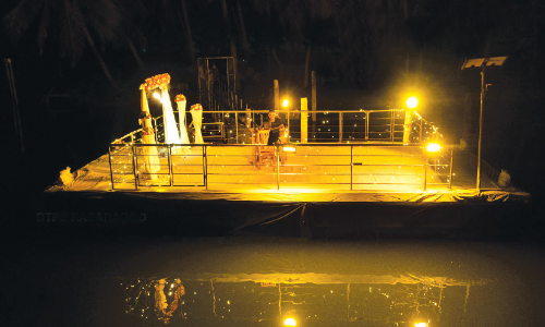 ഒഴുകുന്ന വേദിയിലായാ​ലോ, സൽക്കാരമോ ഫോട്ടോഷൂട്ടോ...