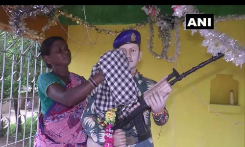 മാ തുഛെ സലാം-നാടിനുവേണ്ടി ജീവൻ നൽകിയ മകന്റെ പ്രതിമ സ്ഥാപിച്ച് ഒരമ്മ