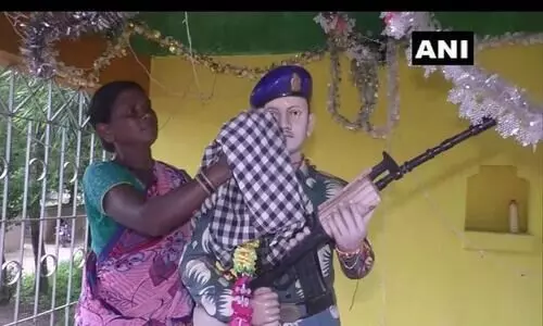 മാ തുഛെ സലാം-നാടിനുവേണ്ടി ജീവൻ നൽകിയ മകന്റെ പ്രതിമ സ്ഥാപിച്ച് ഒരമ്മ