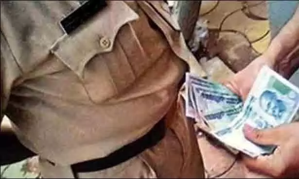 കാറപകടം: പൊലീസുകാരൻ​ കൈക്കൂലി വാങ്ങിയത്​ വകുപ്പുതല നടപടി​യിലൊതുങ്ങുന്നു