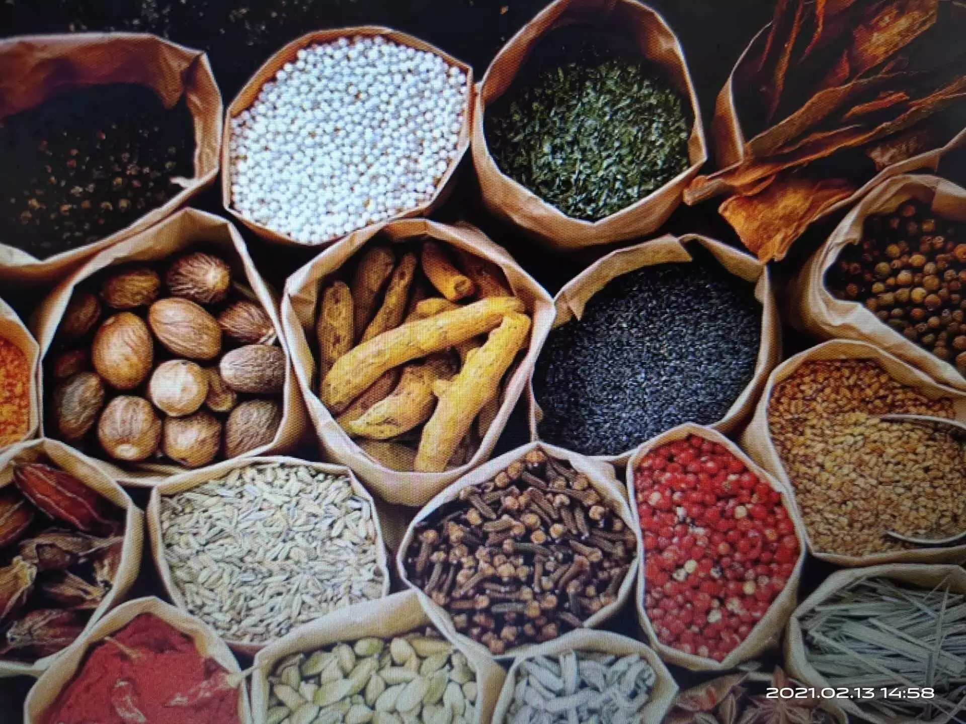 കുതിച്ചും കിതച്ചും മലഞ്ചരക്ക് വിപണി