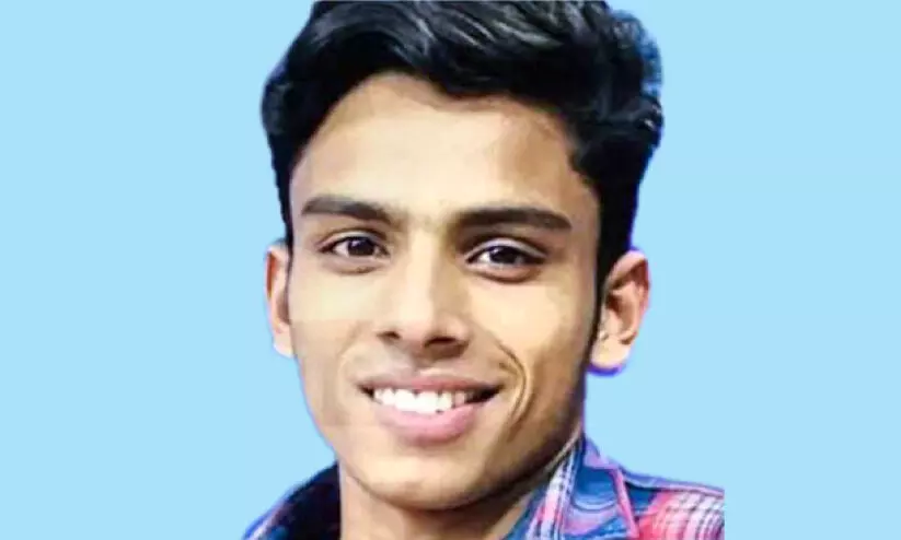 വിനോദ സഞ്ചാരത്തിനെത്തിയ യുവാവ് പാറയിടുക്കിൽ വീണ് മരിച്ചു വിനോദ സഞ്ചാരത്തിനെത്തിയ യുവാവ് പാറയിടുക്കിൽ വീണ് മരിച്ചു