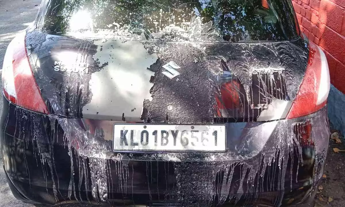 റോഡരികിൽ നിർത്തിയിട്ട കാർ ആസിഡ് ഒഴിച്ച് നശിപ്പിച്ച നിലയിൽ റോഡരികിൽ നിർത്തിയിട്ട കാർ ആസിഡ് ഒഴിച്ച് നശിപ്പിച്ച നിലയിൽ