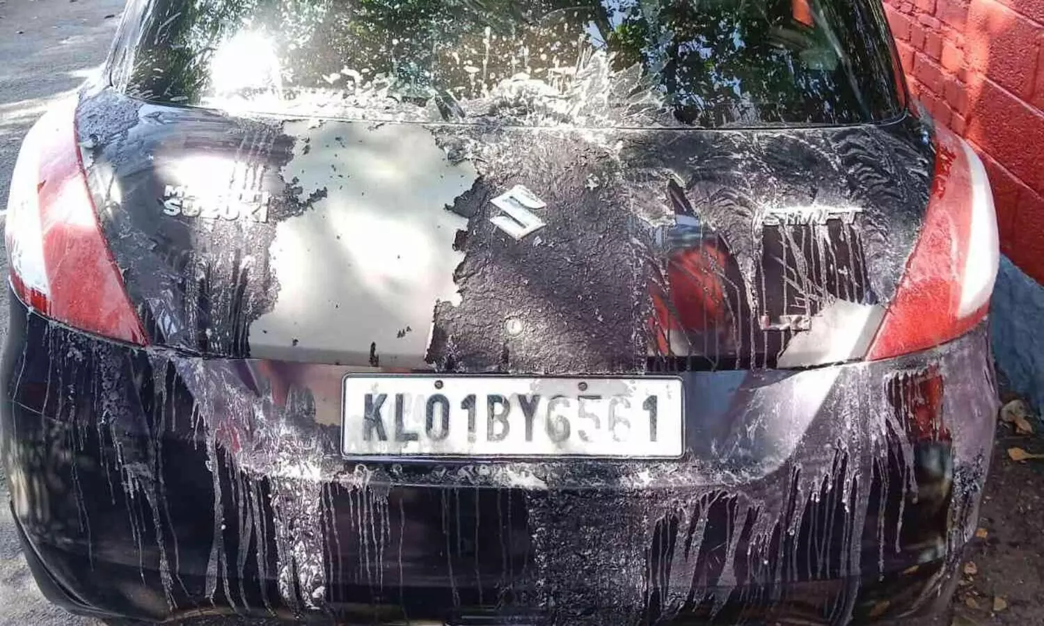 റോഡരികിൽ നിർത്തിയിട്ട കാർ ആസിഡ് ഒഴിച്ച് നശിപ്പിച്ച നിലയിൽ