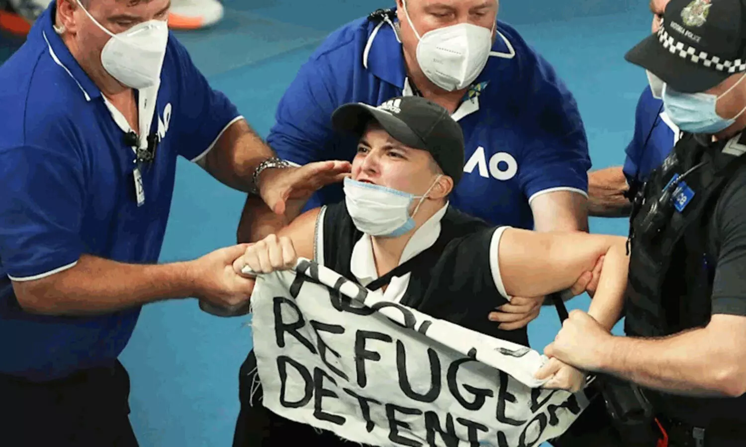 ആസ്ട്രേലിയൻ ഓപ്പൺ ഫൈനലിനിടെ പ്രതിഷേധം; ബാനറുമായി കോർട്ടിലേക്ക് ചാടി കാണികളിലൊരാൾ