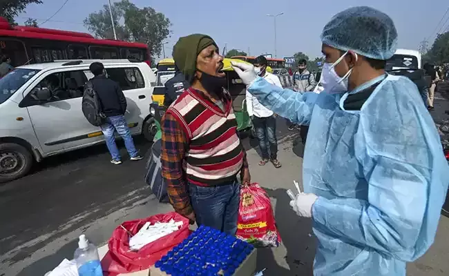 ടെസ്റ്റ് പോസിറ്റിവിറ്റി നിരക്കിലും രോഗികളുടെ എണ്ണത്തിലും കുറവ്; രാജ്യത്തെ കോവിഡ് കണക്കുകൾ പുറത്ത്