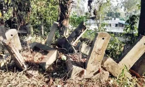 18 വ​ർ​ഷ​മാ​യി​ട്ടും പ​ഞ്ചാ​യ​ത്ത് സ്ഥ​ലം ഒ​ഴി​വാ​ക്കി ന​ൽ​കി​യി​ല്ല; അഞ്ച്​ സെന്‍റിൽ വീട് വെക്കാനാകാതെ സന്തോഷിന്റെ കുടുംബം