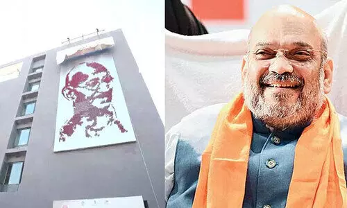 ഗാന്ധിയുടെ കൂറ്റൻ ചുവർചിത്രം അമിത് ഷാ അനാച്ഛാദനം ചെയ്തു