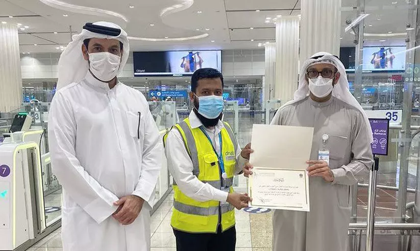 നഷ്‌ടപ്പെട്ട പാസ്​പോർട്ട് ഉടമസ്ഥന് തിരിച്ചുനൽകിയ തൊഴിലാളിയെ ആദരിച്ചു