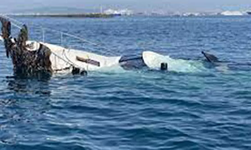 യാട്ട് തകർന്ന് അപകടത്തിൽപെട്ട കുടുംബത്തെ രക്ഷപ്പെടുത്തി യാട്ട് തകർന്ന് അപകടത്തിൽപെട്ട കുടുംബത്തെ രക്ഷപ്പെടുത്തി